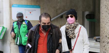 Lydia Lozano y su marido, Charly, abandonan el hospital