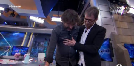 Évole sufre un nuevo ataque de cataplexia en 'El hormiguero'