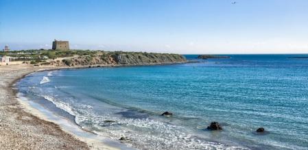 Línea de costa, con la torre al fondo.