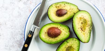 Aguacates cortados al medio