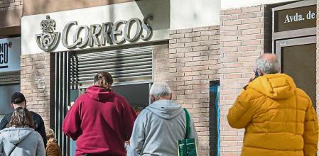 FOTO: MANÉ ESPINOSA.COLAS EN LAS OFICINAS DE CORREOS PARA PODER VOTAR POR CORREO. OFICINA DE AVDA MADRID