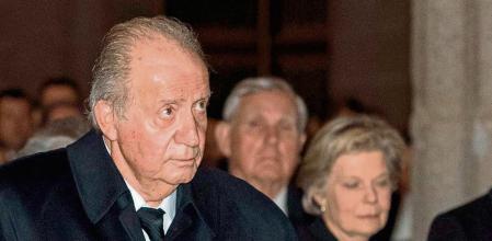 (FILES) In this file photo taken on January 29, 2020 Spain's former king Juan Carlos I (L) and his wife Sofia attend the funeral for Juan Carlos' sister Infanta Pilar of Spain, at the basilica of the Royal Site of San Lorenzo of El Escorial in San Lorenzo del Escorial. - Spain's scandal-hit former king Juan Carlos I, who now lives in exile, has settled a debt of nearly 4.4 million euros ($5.4 million) with the Spanish tax authorities, his lawyer said on February 26, 2021. The back taxes were due on the value of private jet flights that were paid by a foundation based in Liechtenstein belonging to a distant cousin that are considered taxable income. (Photo by EMILIO NARANJO / AFP)