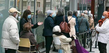 Colas de vacunación de personas mayores de 80 años en el Espai de gent granMonserrat Olivella, Calabria 262.