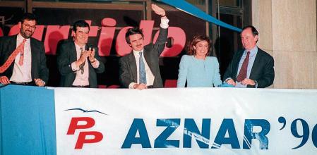 ELECCIONES GENERALES-MARZO 1996: Madrid, 3-3-1996.- De izq a dcha: Mariano Rajoy, Francisco Alvarez Cascos, Jose Maria Aznar, su esposa Ana Botella y Rodrigo Rato, saludan desde el balcon de la sede madrileña del partido popular (PP), esta noche, tras conocerse los resultados de las elecciones generales celebradas hoy en el pais. EFE/Oscar Moreno
