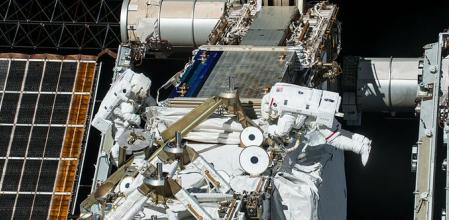 Uno de los astronautas de la NASA que realiza las reparaciones