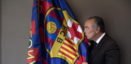 Rafael Yuste besa la escudo del Barcelona
