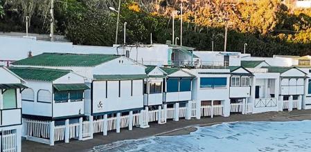El mar engulle la playa de Les Casetes del Garraf.
