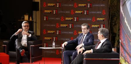 Toni Freixa, en el centro, durante el debate de este martes