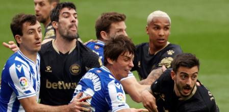 Jugadores de la Real Sociedad y el Alavés en un saque de esquina