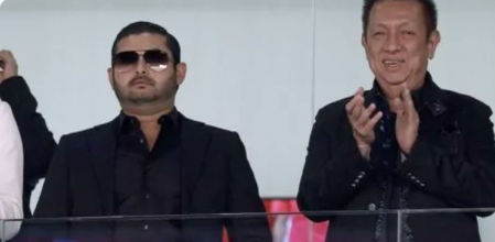 El príncipe de Johor, a la izquierda, junto a Peter Lim