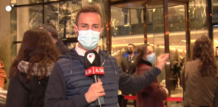 Un grupo de negacionistas increpan a un reportero de 'Cuatro al día'