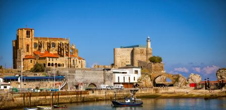 El faro de Castro Urdiales junto al castillo de Santa Ana