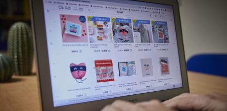 Un internauta compra regalos para el Día de San Valentín a través de Internet, en Madrid (España),&nbsp;