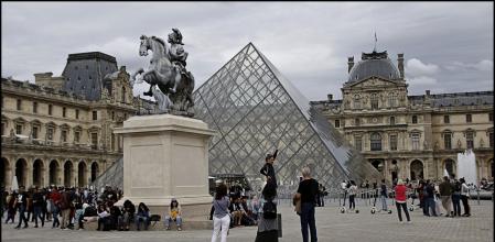 Pirámide del Louvre.