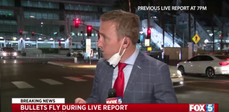 Un reportero presencia un tiroteo justo antes de conectar en directo
