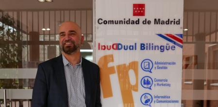 Guillermo Lacalle junto a cartel informativo de las enseñanzas y modalidades impartidas en el IES Clara del Rey