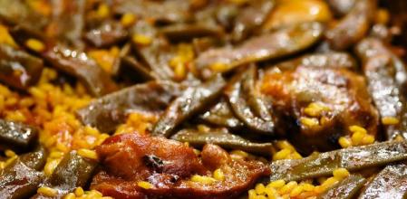 Paella valenciana cocinada a leña