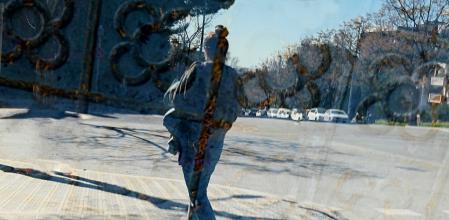 Retrato de una mujer con las baldosas típicas de Barcelona.