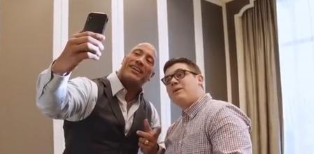 El actor no tuvo ningún reparo en hacerle un peculiar 'regalo' a este padre para sus hijos.