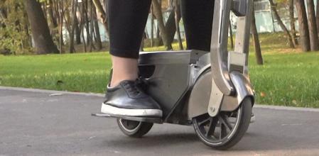 El patinete eléctrico BooZter que fabrica la startup ucraniana WheelKinetic es plegable y cabe en una mochila