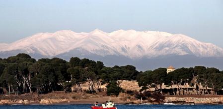 Vistas del Canigó desde los alrededores de Empúries.