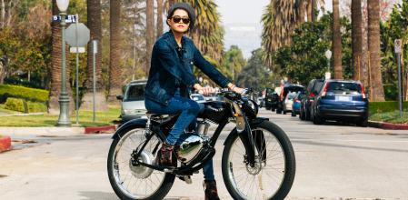 En este modelo eléctrico, elementos como un supuesto depósito o un aparente motor bicilíndrico son principalmente estéticos.