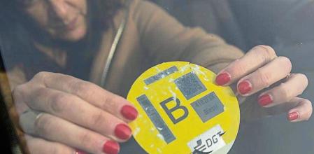 FOTO: MANÉ ESPINOSA. COLOCACION A UN VEHICULO DEL DISTINTIVO AMARILLO DE AUTORIZACION PARA CIRCULAR EN ZONA DE BAJES EMISIONES DE LAS CIUDADES QUE APLICAN ESTA RESTRICCION AL VEHICULOS CONTAMINANTES