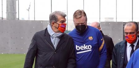 Laporta habla con Koeman en la Ciudad Deportiva Joan Gamper.