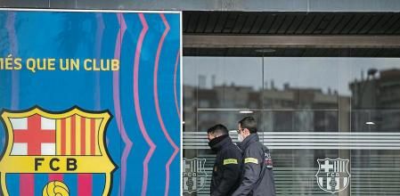 Dso personas entran por una de las puertas del Camp Nou, Barcelona, Catalunya (España), a 1 de marzo de 2021. Agentes del Área Central de Delitos Económicos de la División de Investigación Criminal de los Mossos d'Esquadra están registrando durante la mañana de este lunes las oficinas del Fútbol Club Barcelona en el estadio del Camp Nou para recabar más información sobre el presunto caso de intento de desprestigio a jugadores y exdirectivos del club a través de las redes sociales conocido como 'Barça Gate', según han explicado fuentes próximas al caso a Europa Press. 01 MARZO 2021;MOSSOS;CAMP NOU;BARCA GATE Lorena Sopêna i Lòpez / Europa Press 01/03/2021