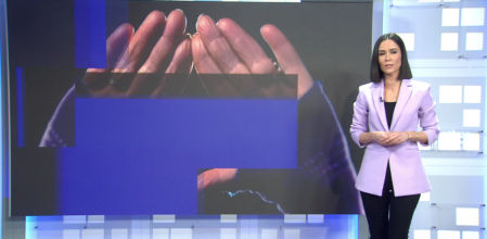 Alba Lago, de pie, en Informativos Telecinco