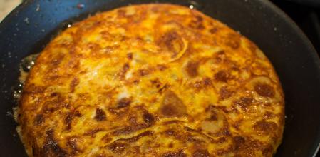 Una tortilla de patatas recién cocinada
