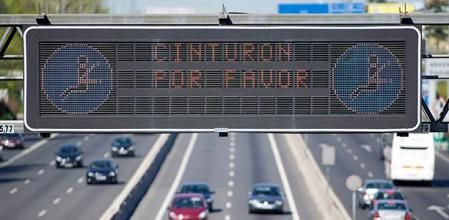 Un panel informativo de Tráfico recuerda que se debe llevar abrochado el cinturón de seguridad