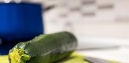 Calabacín y cuchillo