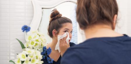 Chica usando toallita facial