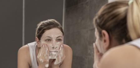 Chica limpiándose el rostro