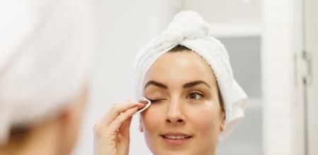 Chica desmaquillándose