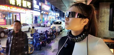 La 'youtuber' prueba la fiabilidad de su creación