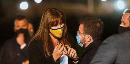 La candidata de Junts a la Presidencia de la Generalitat, Laura Borràs (i), habla con el vicepresidente de la Generalitat en funciones y candidato de ERC a la Presidencia, Pere Aragonès, a las puertas de la cárcel de Lledoners, donde los presos del 1-O serán encarcelados en régimen ordinario desde hoy después de que el juez haya revocado su semilibertad, en San Juan de Torruella, Barcelona, Catalunya (España), a 9 de marzo de 2021. A partir de mañana, los presos volverán a estar clasificados en segundo grado, el régimen penitenciario más habitual, ha explicado la Conselleria de Justicia en un comunicado este martes. Este mismo martes, el Juzgado de Vigilancia Penitenciaria 5 de Catalunya ha revocado, a petición de la Fiscalía, la progresión a tercer grado de Oriol Junqueras, Raül Romeva, Joaquim Forn, Jordi Turull, Josep Rull, Jordi Cuixart y Jordi Sànchez. Esa decisión coincide con la de hoy del Parlamento Europeo de revocar la inmunidad parlamentaria a otro de los líderes del procès, Carles Puigdemont. 10 MARZO 2021 Kike Rincón / Europa Press 10/03/2021