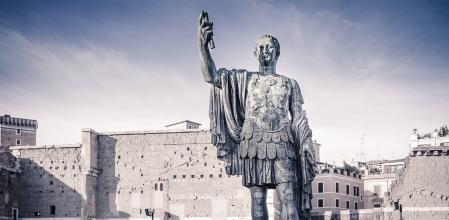 Se cree que abusó del poder absoluto y que fue asesinado con justicia”, escribió el historiador latino Suetonio refiriéndose a César. En su opinión, el famoso estadista despreciaba la república y había recibido honores excesivos, como la dictadura perpetua.
Para evitar que se proclamara rey, un grupo de sesenta senadores planeó su muerte. Entre los cabecillas se encontraban antiguos partidarios de Pompeyo, como Cayo Casio Longino y Marco Junio Bruto, a los que César había perdonado y otorgado cargos políticos. Los conjurados acabaron con su vida en 44 a. C.
Se hizo famosa la frase “¿También tú, Bruto?”, que habría pronunciado al ver entre sus asesinos a Marco Junio Bruto, tradicionalmente presentado como supuesto hijo suyo. Pero no hay certeza de lo primero y lo segundo es imposible: la relación entre César y la madre de Bruto es posterior a su nacimiento.
Según la leyenda, César no hizo caso de las premoniciones acerca de su asesinato. Su esposa Calpurnia le pidió que no acudiera al Senado, porque había visto en sueños su cuerpo cubierto de sangre. Ya en la calle, un quiromante le gritó que se cuidara de los idus de marzo (es decir, el día 15 de ese mes). Poco después, alguien le dio un papiro que él no desenrolló. Lo encontraron en su mano cuando ya era cadáver: en él se le advertía de la conspiración y del atentado.