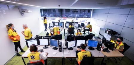 foto XAVIER CERVERA 12/03/2021 (la 'pecera' donde atienden los psicologos a los afectados) La apertura del lunes de Sociedad trata sobre salud mental. Hablaremos sobre el equipo de psicólogos del SEM que atiende las llamadas al 061 de gente que expresa sus problemas de ansiedad, depresión, etc. derivados de la pandemia. Necesitamos una fotografía para ilustrar esta doble página. Idealmente, del equipo de psicólogos haciendo este trabajo: es decir, atendiendo al teléfono. Si se pueden hacer otro tipo de fotos igual podemos incluir una segunda imagen en la apertura. La cita es en la sede del SEM. SOCIEDAD Espai Bital. Carrer de José Agustín Goytisolo, 22, 28, 08908 , L'Hospitalet de Llobregat
