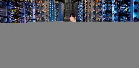 Una empleada de Google revisa una CPU en un centro de datos de la compañía en The Dalles (OregonGO)