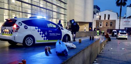 La Guardia Urbana, en el escenario de botellón habitual que se da ante el Macba