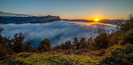 Amanecer con nieblas en el embalse de Sau.