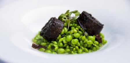 Guisantes del Maresme con butifarra negra