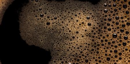 Plano detalle de una taza de café