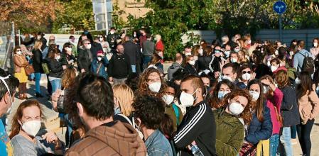Varias personas acuden a un dispositivo de vacunación contra la Covid-19 en el Hospital de campaña de La Fe, en Valencia, Comunidad Valenciana (España), a 15 de marzo de 2021. Este lunes comienza la vacunación del personal de centros educativos --tanto docente, como de administración y servicios y otros trabajadores con contacto con el alumnado, como limpieza y monitores-- de la Comunitat Valenciana. En total, serán algo más de 116.000 personas, lo que constituirá un 