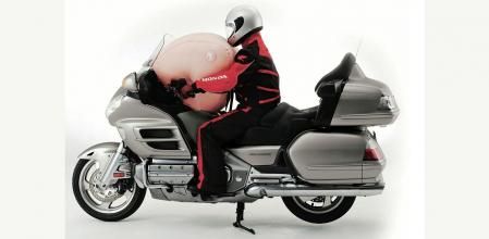 El airbag, ya sea incorporado en la propia moto o en el chaleco, es un accesorio que reduce drásticamente el riesgo de lesiones en zonas críticas&nbsp;