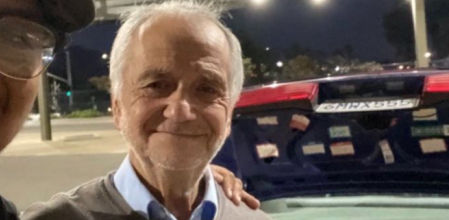 Sus exalumnos le sorprendieron el día de su cumpleaños