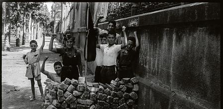 Antoni Campañà. Barricada infantil darrere de la Universitat de Barcelona, agost de 1936. Arxiu Campañà