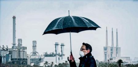 foto XAVIER CERVERA 26/01/2018 malos olores ,dioxinas ,incineradora ,humos, tres chimeneas ,zona forum Sant Adria de Besos (Silvina argentina Enric catalan ,activistas vecinales Aire Net)